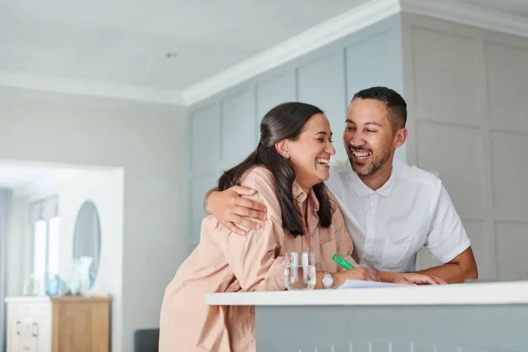Casal feliz bebe água purificada através de um equipamento Culligan AcquaRobot