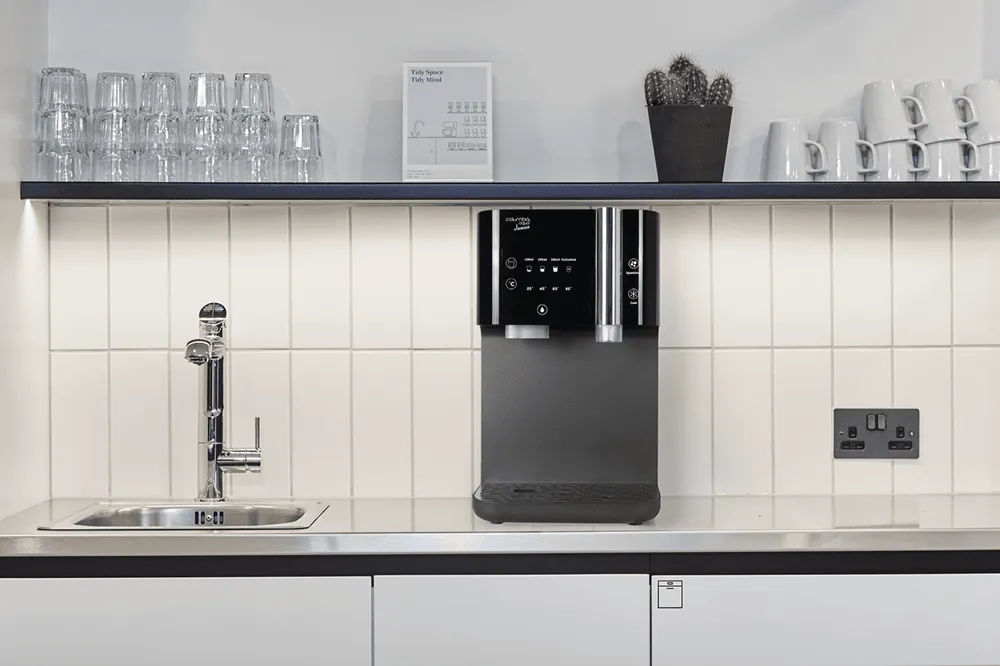 Máquina de água com gás Robot Soda, por cima de uma bancada de cozinha